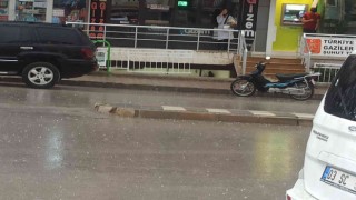 Aniden bastıran sağanak ve dolu yağışı vatandaşa zor anlar yaşattı