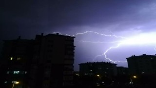 Ankarada şimşekler geceyi aydınlattı
