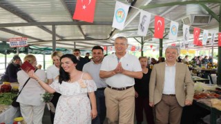 Annelerinin tezgah açtığı pazarda nikah kıydırdılar