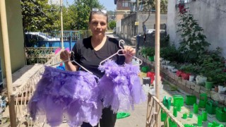 Annesinin mama kutularından başladı, atık plastikleri sanata dönüştürüyor