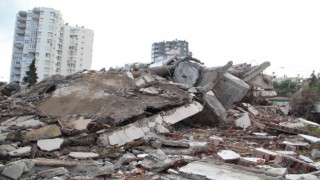 Antalyada 14 katlı iki bina 40 metre uzaktaki iş makinası tarafından kağıt gibi yıkıldı