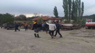 Antalyada 2 mahallede sağanak yağış sonrası su baskınları oluştu