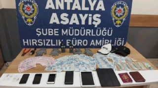 Antalyada bir araçtan 60 bin lira çalan hırsızlar İzmirde yakalandı