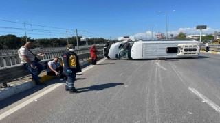 Antalyada kamyonla çarpışan minibüs yan yattı: 8i turist 9 yaralı