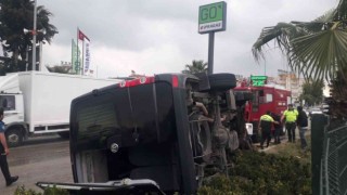 Antalyada lüks minibüs yoldan çıktı: 1 yaralı