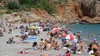 Antalyada Ramazan bayramını fırsat bilen dünyaca ünlü sahile koştu