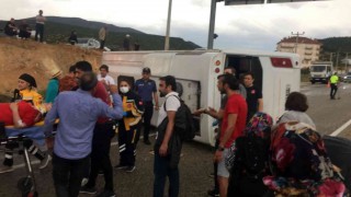 Antalyada Romanya uyruklu turistleri taşıyan midibüs devrildi: 22 yaralı