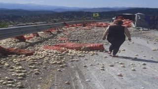 Antalyada sebze yüklü kamyon devrildi: 1 yaralı