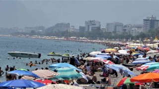 Antalyada termometre 30 dereceyi gösterdi, vatandaş sahilde yer bulmakta zorlandı