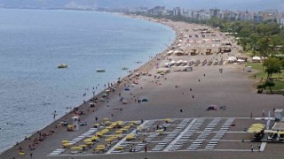 Antalyada termometreler 36 dereceyi gösterdi, tatilciler sahillere akın etti