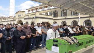 Antalyadaki feci kazada ölen Derya öğretmen ve kızı Defne son yolculuğuna uğurlandı