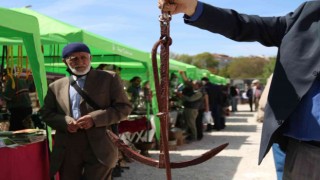 Antika pazarındaki asırlık tekne çapaları görenlerin ilgisini çekiyor