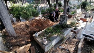 Aracında ölü bulunan genç, 32 yıl önce vefat eden ve ismini aldığı abisinin yanında defnedildi