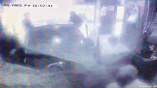 Arkadaşları sosyal medya için çekim yaparken, ehliyetsiz sürücü fırına daldı