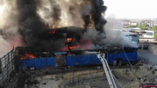 Arnavutköyde büyük fabrika yangını: Alev alev yanan fabrikadan patlama sesleri duyuldu