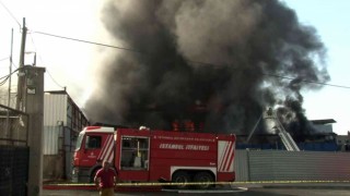 Arnavutköydeki fabrika yangınına müdahale eden bir vatandaş dumandan etkilendi