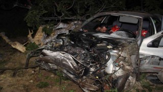 Aşırı hızlı araç yoldan çıkıp etrafı savaş alanına çevirdi