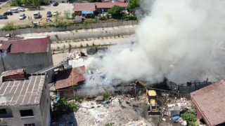Ataşehirde kağıt toplayıcılarının karton deposunda yangın
