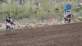 Atları dörtnala koşturarak cirit müsabakasını izleyenlere keyifli anlar yaşattılar