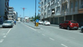 Aydınlatma direğine ve trafik levhasına çarpan motosiklet sürücüsü, hastanede yaşam mücadelesi veriyor