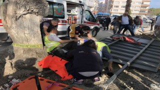 Bacağına demir tabela düşen işçi yaralandı