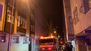 Bağcılarda 4 katlı binanın çatısı alev alev yandı