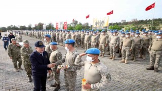 Bakan Akar Şanlıurfada askerlerle bayramlaştı