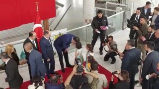 Bakan Kurum 7 yaşındaki Zelihanın elini öpüp harçlık verdi