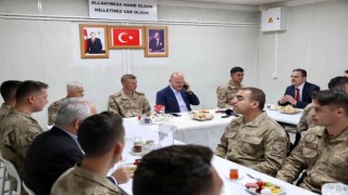 Bakan Soylu, 2100 rakımlı üstte askerlerin bayramını kutladı