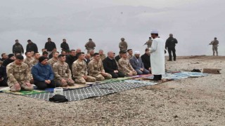 Bakan Soylu bayram namazını Mehmetçikle kıldı