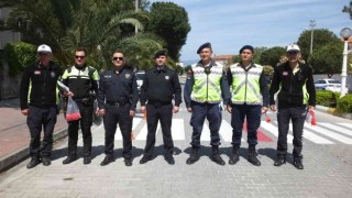 Balıkesirde sürücülere broşür çocuklara kırmızı düdük dağıtıldı