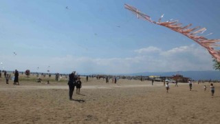 Balıkesirde uçurma şenliğinde çocuklarla anne ve babalarda eğlendi