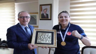 BARÜ mezunu Dünya Şampiyonu Şennur Demir, Rektör Uzunu ziyaret etti