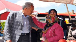 Başkan Akkayadan annelere çiçek