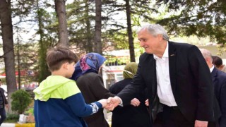 Başkan Bakkalcıoğlu, mezarlık ziyaretine gelen vatandaşların bayramını kutladı