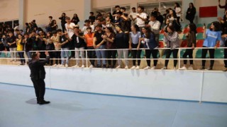 Başkan Beyoğlu liselilerin voleybol maçı heyecanına ortak oldu