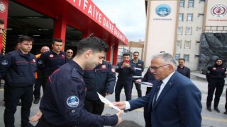 Başkan Büyükkılıç, tatbikata katılan itfaiye ekiplerine belgelerini verdi