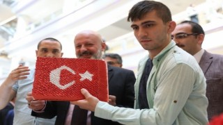 Başkan Çolakbayrakdar özel çocukların sergisini açtı