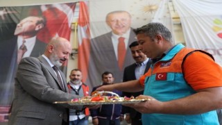Başkan Çolakbayrakdar, personeliyle ve vatandaşlarla bayramlaştı