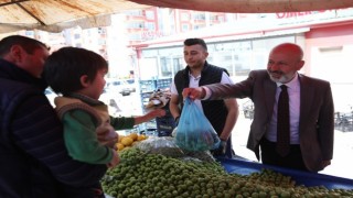 Başkan Çolakbayrakdara Ertuğrulgazi Pazarında sevgi seli