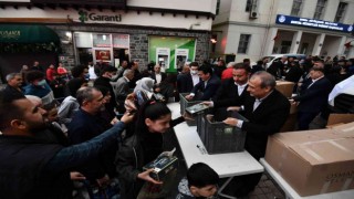 Başkan Dündar, esnaf ve vatandaşlara iftariyelik dağıttı