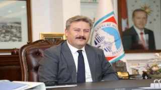 Başkan Palancıoğlu, Dünya Yüzme Şampiyonu Mehlika Kuzeh Yalçını kutladı