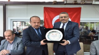 Başkan Sadıkoğluna oto galericilerinden teşekkür plaketi