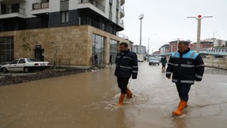 Başkan Şerifoğulları yağış sonrası sahaya inerek incelemelerde bulundu