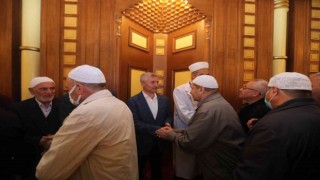Başkan Tahmazoğlu vatandaşlarla bayram namazında bir araya geldi