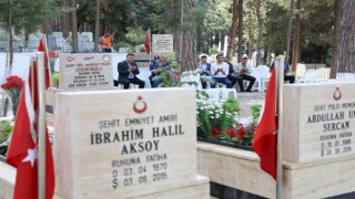 Başkan Yücel şehitlik ve kimsesizler mezarlığını ziyaret etti