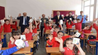 Başkandan öğrencilere kitap kumbarası