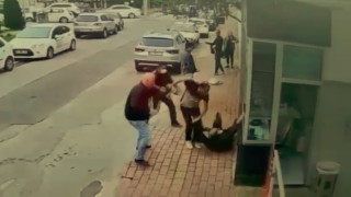 Bayram günü sokak ortasında kadını darp eden adamı vatandaşlar tekme tokat dövdü