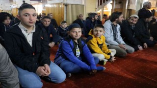 Bayram namazında 7den 70e herkes tarihi camiye akın etti