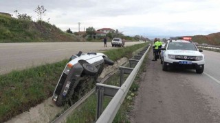 Bayram tatiline giden ailenin bulunduğu otomobil su kanalına devrildi: 4 yaralı